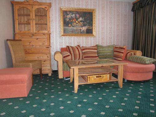 a living room with a couch and a table at Pension Antik in Bad Lobenstein