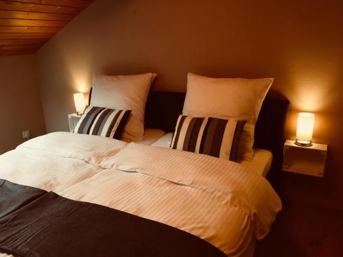 ein Schlafzimmer mit zwei Betten mit zwei Lampen in der Unterkunft Buchwinklblick in Aschau im Chiemgau