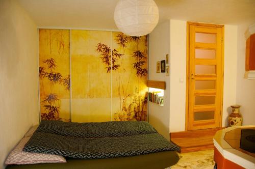 ストロニエ・シロンスキエにあるJaponicumの部屋の角にベッドが備わる部屋