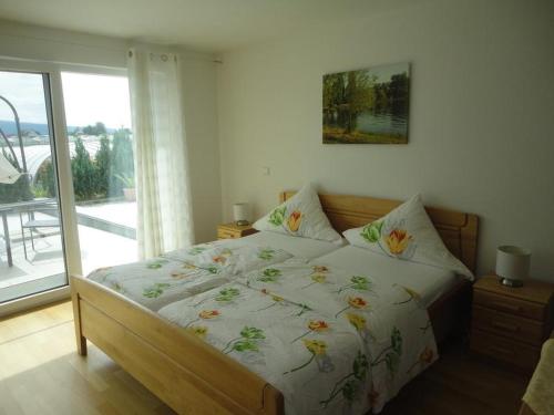 Schlafzimmer mit einem Bett und einem Fenster mit Aussicht in der Unterkunft Zum Talhof in Reichenau