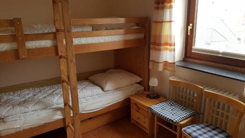 - une chambre avec des lits superposés, un bureau et une fenêtre dans l'établissement Wohnung-Westerlandblick, à Westerland