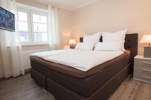 Una cama o camas en una habitación de Fewo Obsthof Matthies
