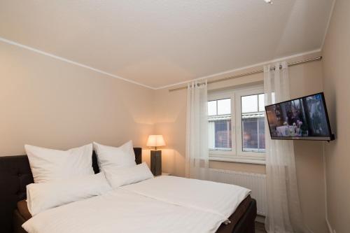 Una cama o camas en una habitación de Fewo Obsthof Matthies