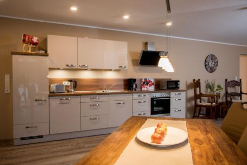 Una cocina o cocineta en Fewo Obsthof Matthies