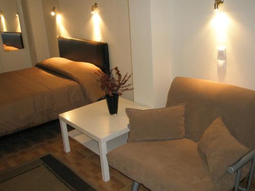 - un salon avec un canapé et une table dans l'établissement Hotel Niki, à Naupacte