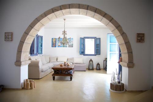 Svetainės erdvė apgyvendinimo įstaigoje Luxury house in the island of Patmos