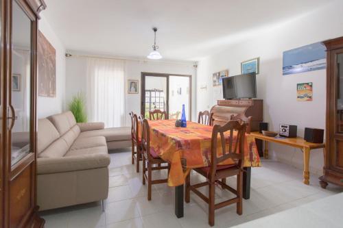 sala de estar con mesa y sofá en Ocean and Relax Apartment, en Corralejo