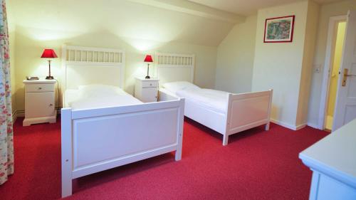 Een bed of bedden in een kamer bij FerienGut Dalwitz Ferienhaeuser