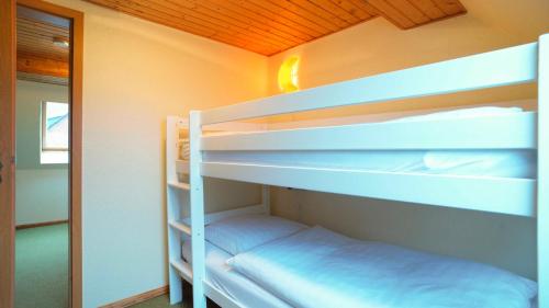 מיטה או מיטות קומותיים בחדר ב-FerienGut Dalwitz Ferienhaeuser