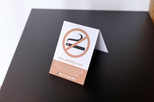 a no smoking room sign on a table at Coffee Fellows Hotel Dortmund in Dortmund