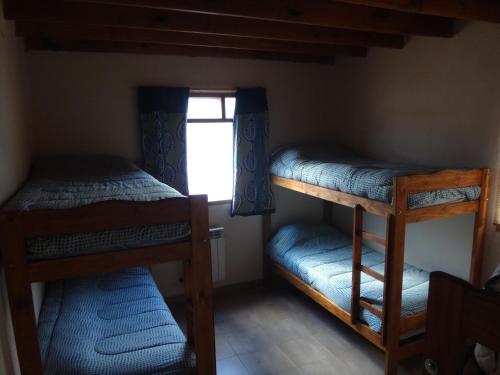 Ein Etagenbett oder Etagenbetten in einem Zimmer der Unterkunft La Comarca Hostel