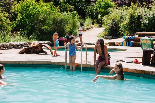 Biosfera Lodge في أولموي: مجموعة من الفتيات الصغيرات في حوض سباحة