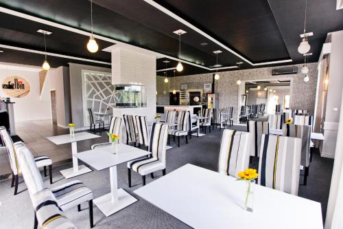 a dining room with white tables and chairs at Hotel Sulbin in Garwolin