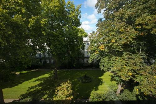 an overhead view of a yard with trees and a building at Park Avenue Bayswater Inn Hyde Park in London