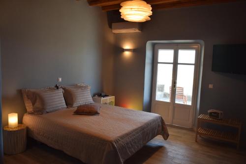 سرير أو أسرّة في غرفة في Andromeda Mykonos Villas & Suites