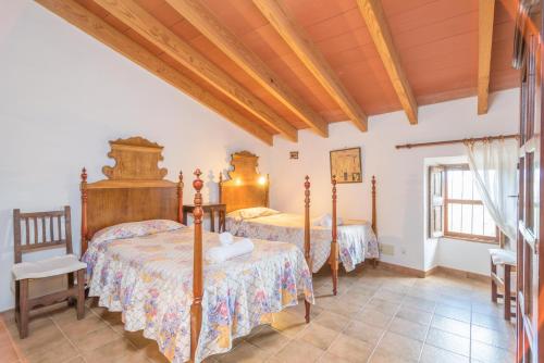 アラロにあるCa Na Carme (Alaronera)の木製の天井が特徴のベッドルーム1室(ベッド2台付)