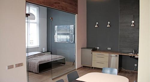 ein Schlafzimmer mit einem Bett und einem Schreibtisch in einem Zimmer in der Unterkunft City Apartment (barrierefrei) in Berlin