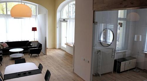 ein Wohnzimmer mit einem Sofa und einem Tisch in der Unterkunft City Apartment (barrierefrei) in Berlin