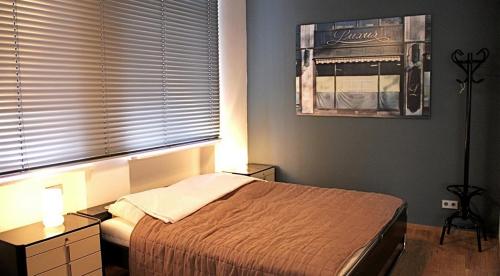 1 dormitorio con 1 cama y una foto en la pared en City Apartment (barrierefrei), en Berlín