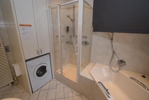 a bathroom with a shower and a washing machine at Monteurzimmer Kirchheim-Teck in Kirchheim unter Teck