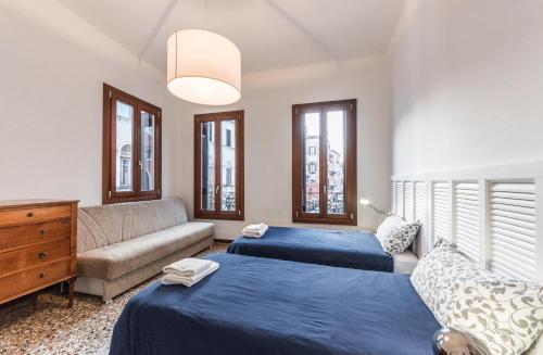 sala de estar con 2 camas y sofá en Ca' d'Oro suite, en Venecia