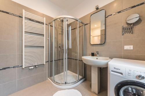 a bathroom with a shower and a sink and a washing machine at Ca' d'Oro suite in Venice