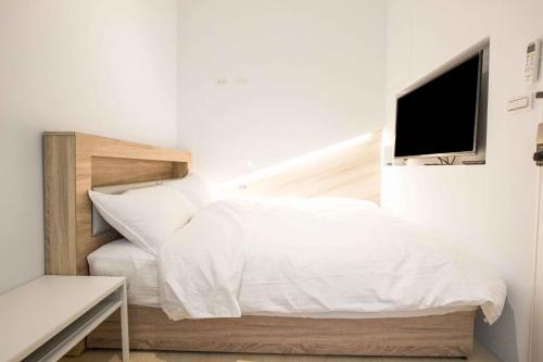 Postel nebo postele na pokoji v ubytování Light Inn
