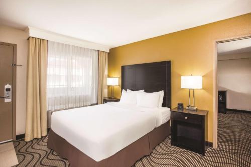 Ein Bett oder Betten in einem Zimmer der Unterkunft La Quinta by Wyndham Carlsbad - Legoland Area