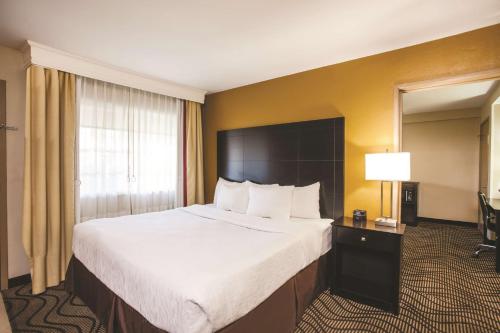 Ein Bett oder Betten in einem Zimmer der Unterkunft La Quinta by Wyndham Carlsbad - Legoland Area