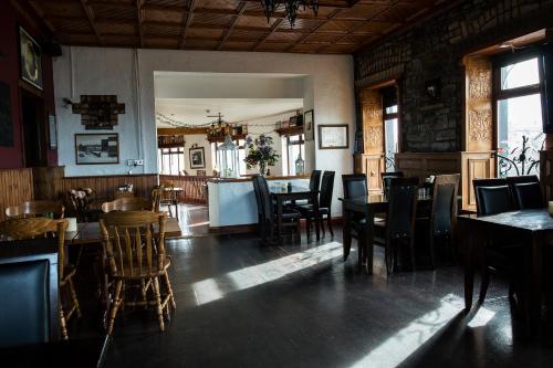 Posezení v ubytování Maddens Bridge Bar & Guesthouse