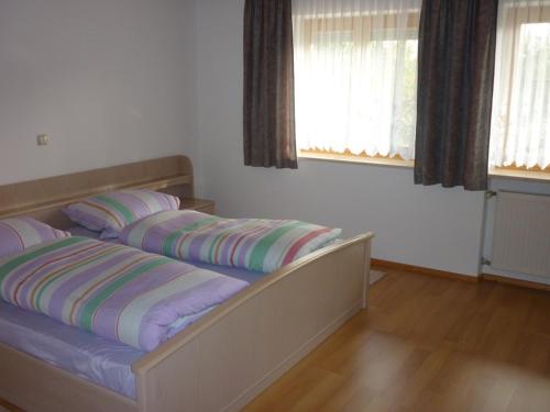 - une chambre avec 2 lits et 2 fenêtres dans l'établissement Familie Meimer, à Höfing