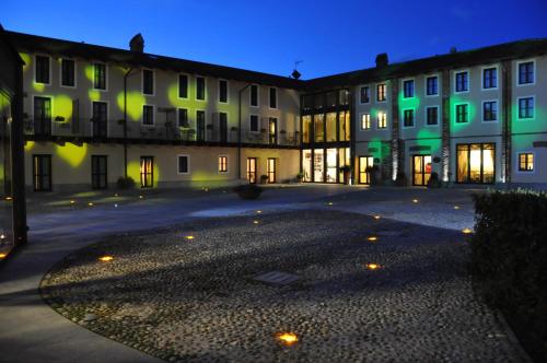 an empty courtyard of a building with green lights at Relais Bella Rosina Pool & Spa in Fiano
