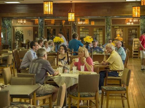 un grupo de personas sentadas en mesas en un restaurante en Clifty Inn en Madison