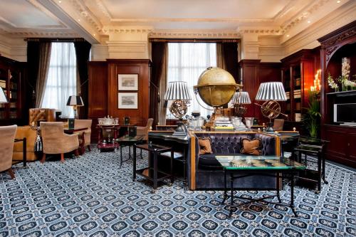 - un hall d'un hôtel avec une table et des chaises dans l'établissement 41, à Londres