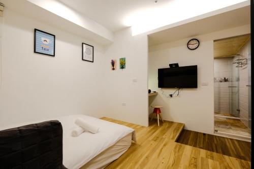 TV a/nebo společenská místnost v ubytování Color Fun inn