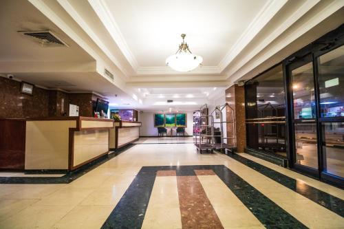 um átrio de um hotel com recepção em Hotel Faranda Express Soloy and Casino, a member of Radisson Individuals na Cidade do Panamá