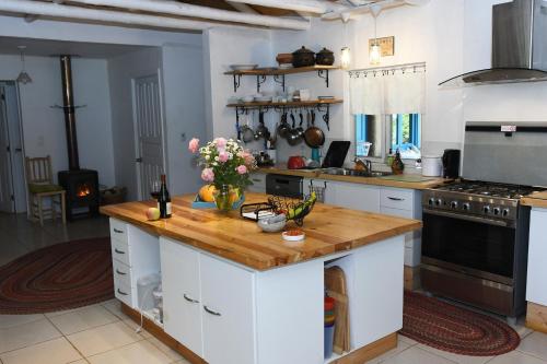 a kitchen with a counter with flowers on it at Casa Azul de San Pancho in Paredones