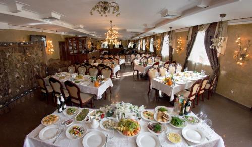 Restaurant ou autre lieu de restauration dans l'établissement *Pirosmani Hotel