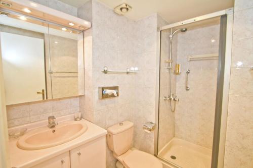 ニースにあるPROMENADE HOLIDAY - ORIENT & SEAのバスルーム(トイレ、洗面台、シャワー付)