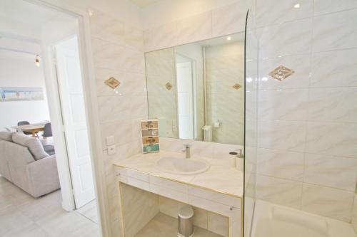 une salle de bain avec un lavabo et une douche en verre dans l'établissement PROMENADE HOLIDAY - AZUR PROMENADE, à Nice