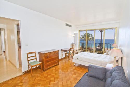 un salon avec un canapé et une table dans l'établissement PROMENADE HOLIDAY - ORIENT & SEA, à Nice