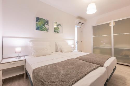 A bed or beds in a room at Apartamentos Baltum