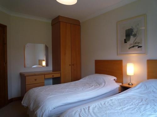 מיטה או מיטות בחדר ב-Galway Bay Lodge