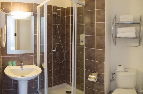 La salle de bains est pourvue d'une douche, d'un lavabo et de toilettes. dans l'établissement Esperanto, à Cannes
