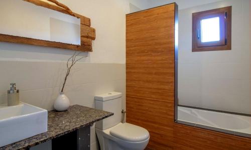 a bathroom with a white toilet and a sink at B&B Casa Rural Mas del Rey in Cálig