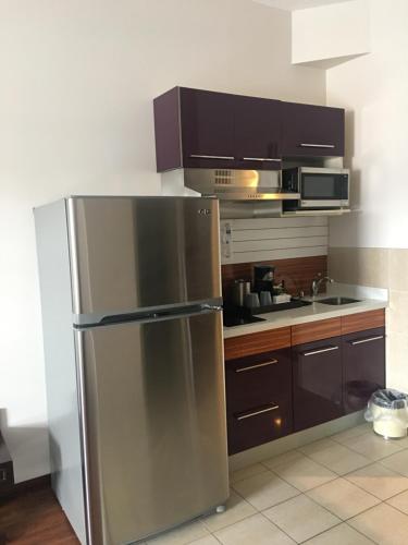 Una cocina o zona de cocina en Days Inn & Suites by Wyndham Fort Saskatchewan