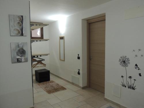 pasillo con puerta de madera y mesa en Casa Vacanze Mare, en Tortolì