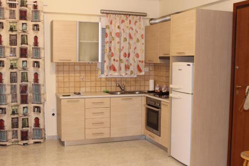 A kitchen or kitchenette at Cozy studio apartment in PIREUS