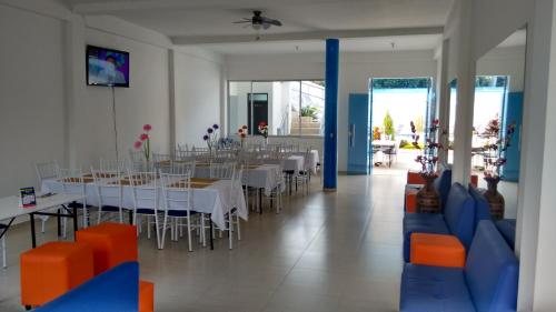 Un restaurante o sitio para comer en Tropical Resort Tocaima