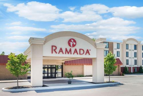 ウォータータウンにあるRamada by Wyndham Watertown Thousandの建物前のラマダホテルのレンダリング